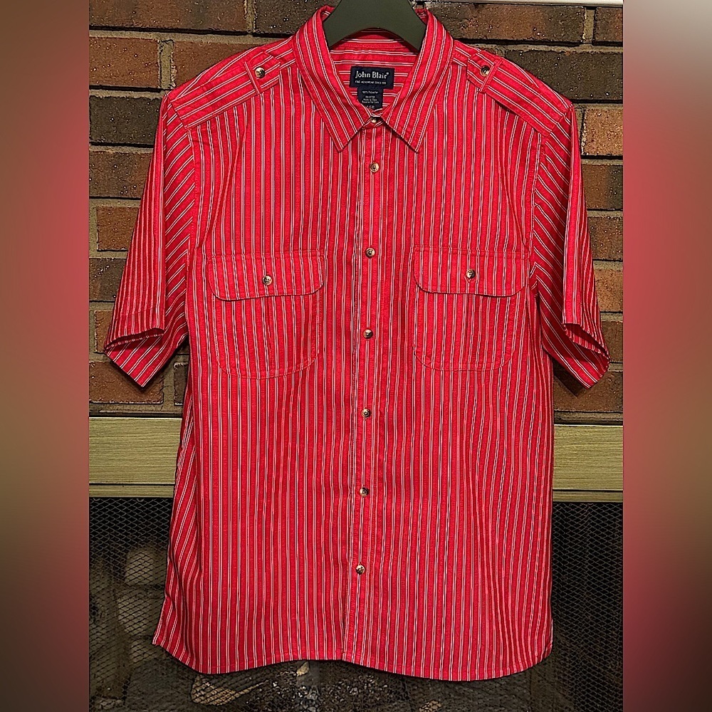 🖤John Blair 100% polyester button up shirt with new condition.